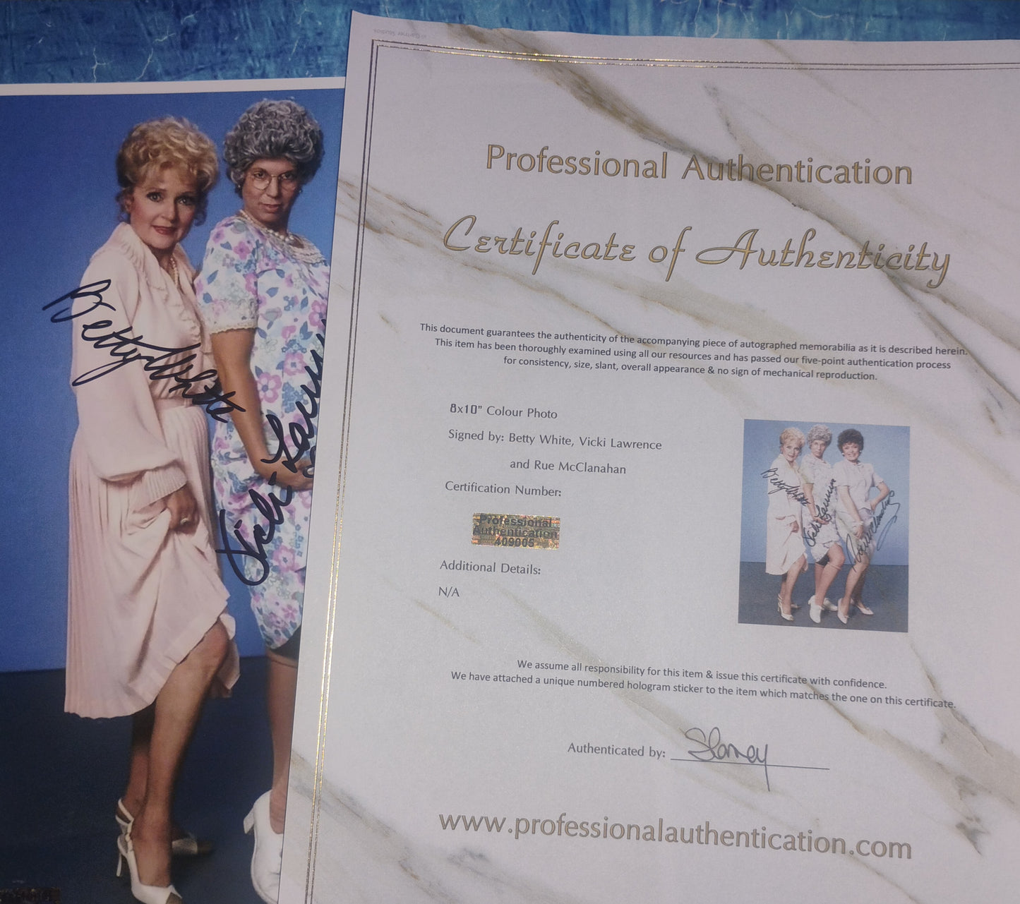 Betty White, Vicki Lawrence & Rue McClanahan Hand Signed Autograph 8x10 Photo COA