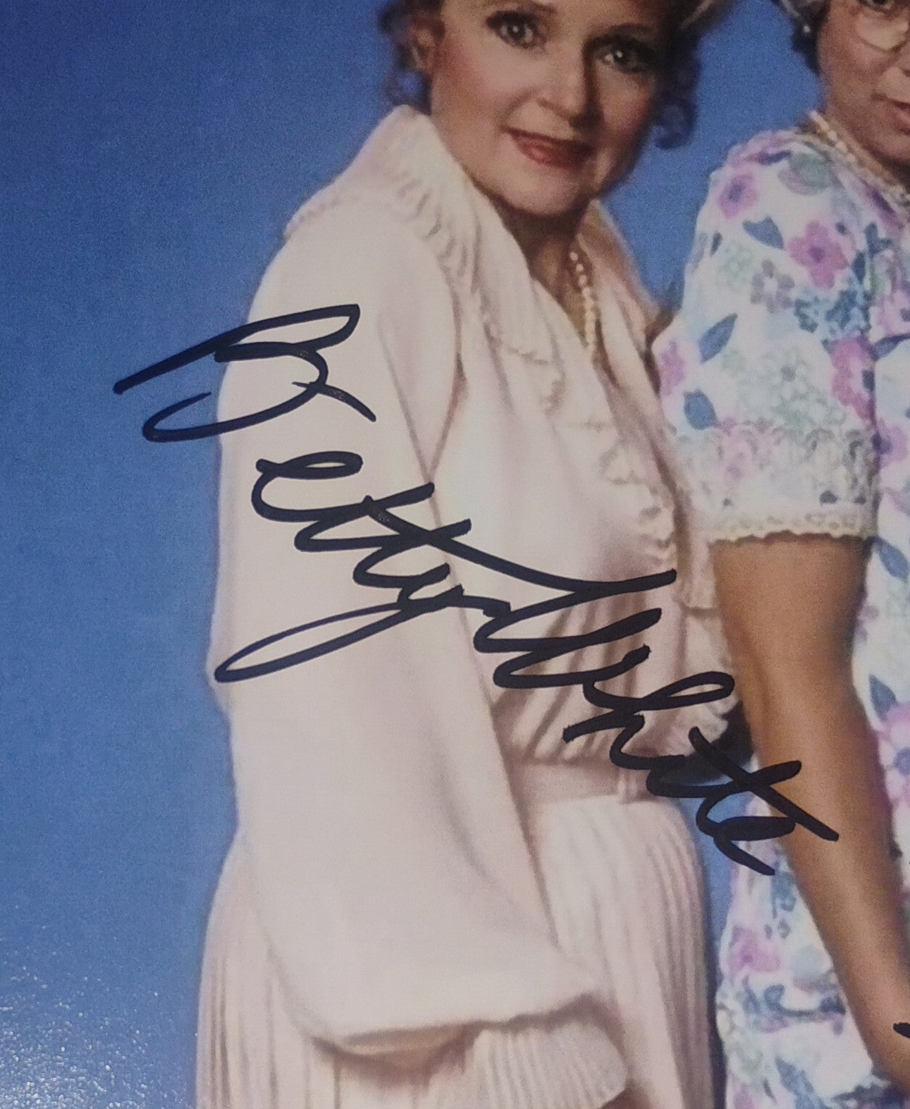 Betty White, Vicki Lawrence & Rue McClanahan Hand Signed Autograph 8x10 Photo COA