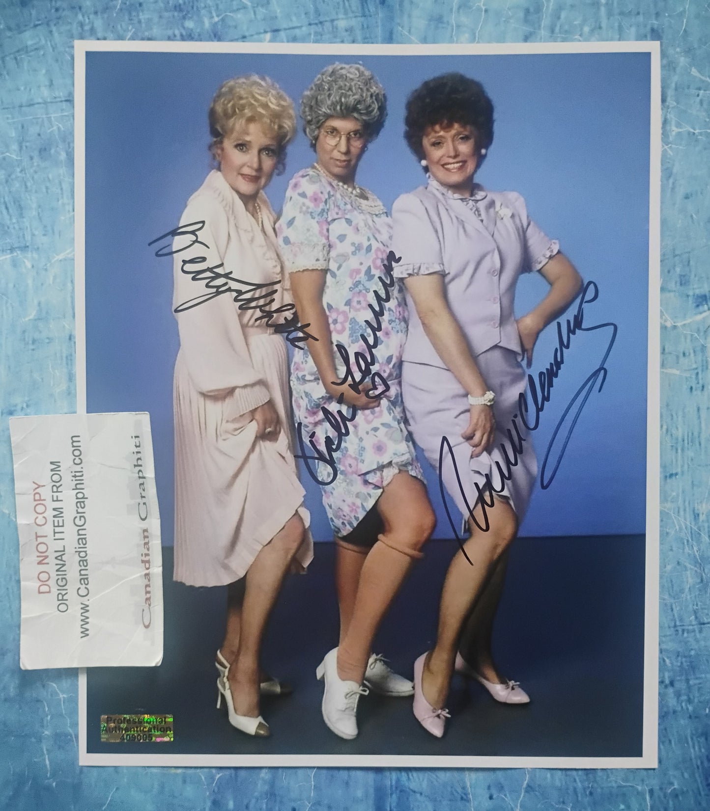 Betty White, Vicki Lawrence & Rue McClanahan Hand Signed Autograph 8x10 Photo COA
