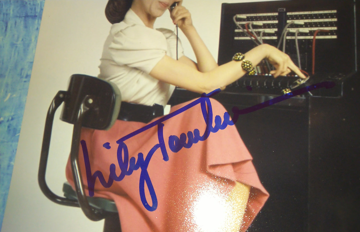 Lily Tomlin Hand Signed Autograph 8x10 Photo JSA COA