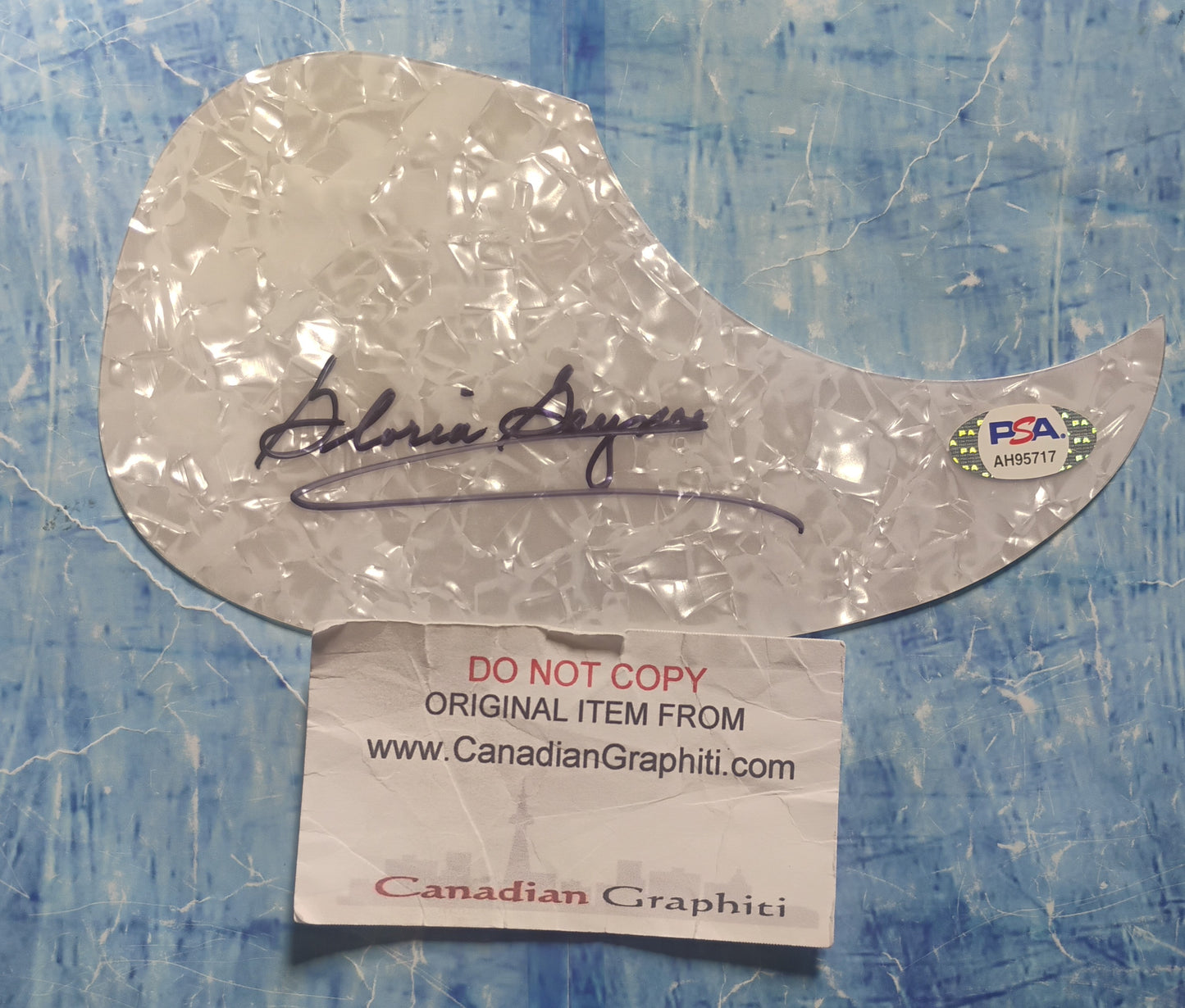 Gloria Gaynor Hand Signed Autograph Guitar Pick Guard PSA COA