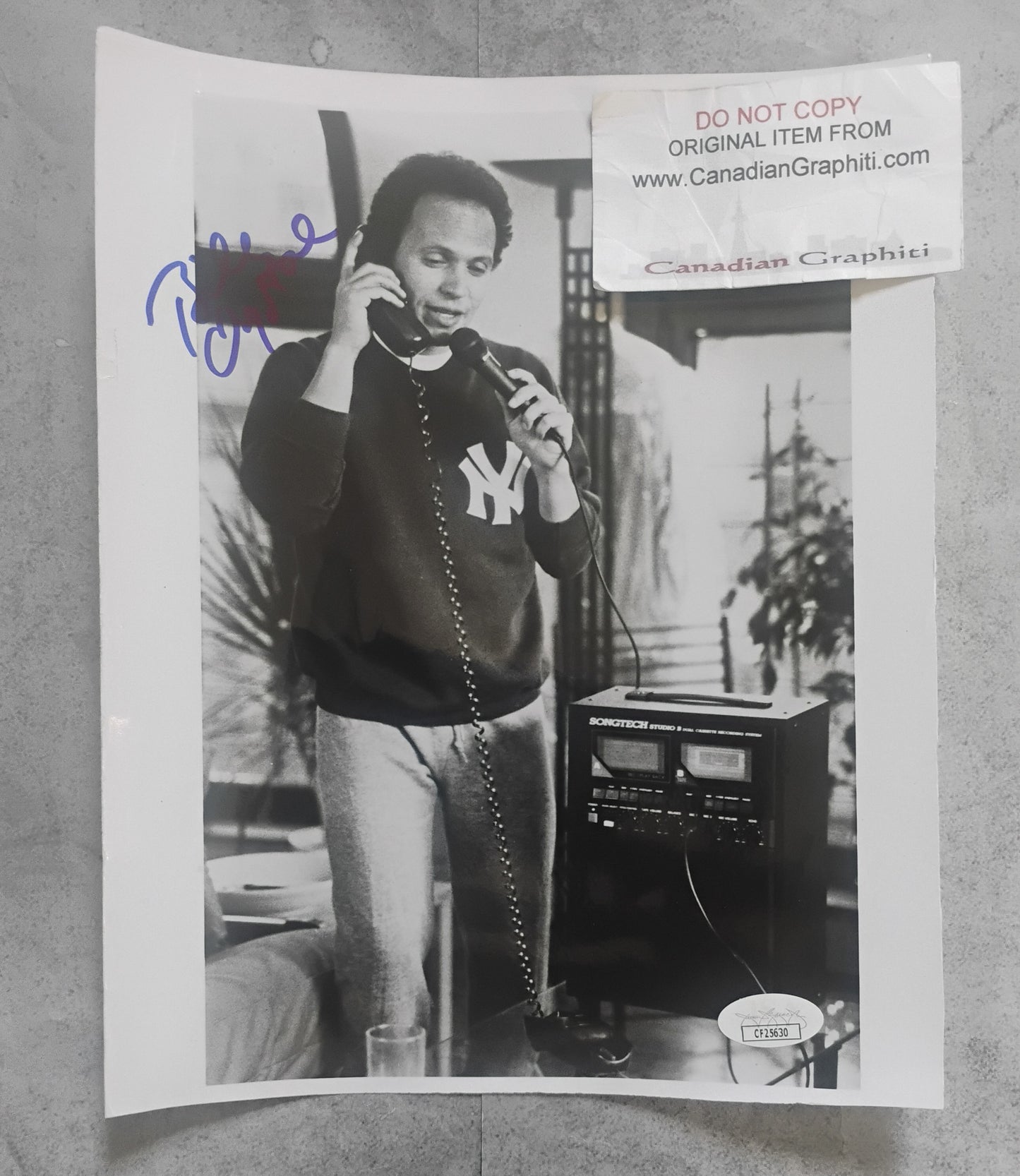 Billy Crystal Hand Signed Autograph 8x10 Photo JSA COA