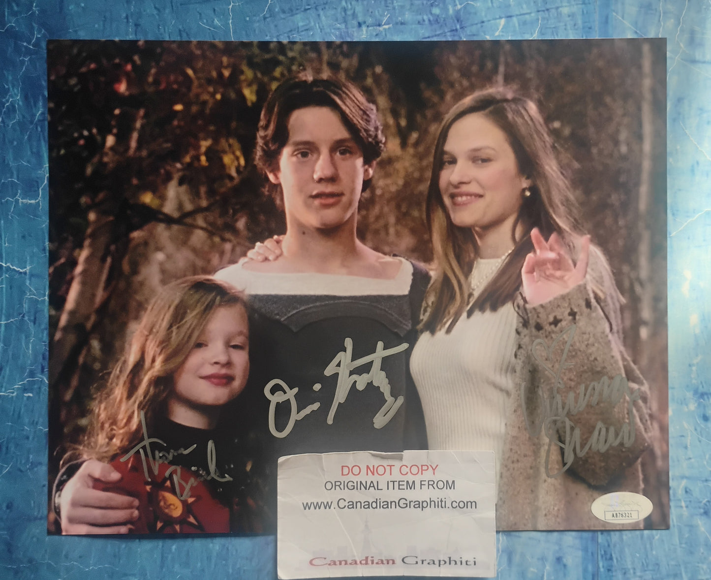 Hocus Pocus Cast Hand Signed Autograph 8x10 Photo JSA COA Omri Katz, Thora Birch & Vinessa Shaw