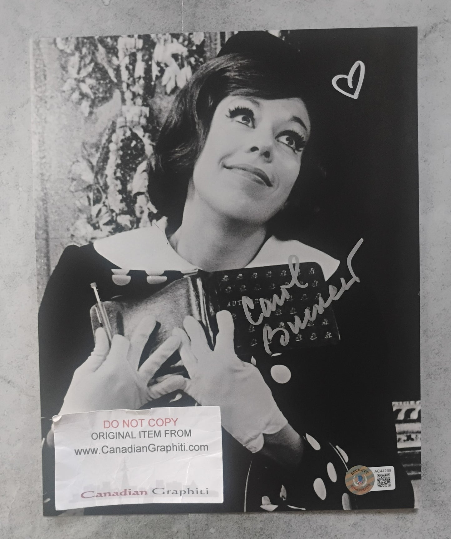 Carol Burnett Hand Signed Autograph 8x10 Photo BAS COA