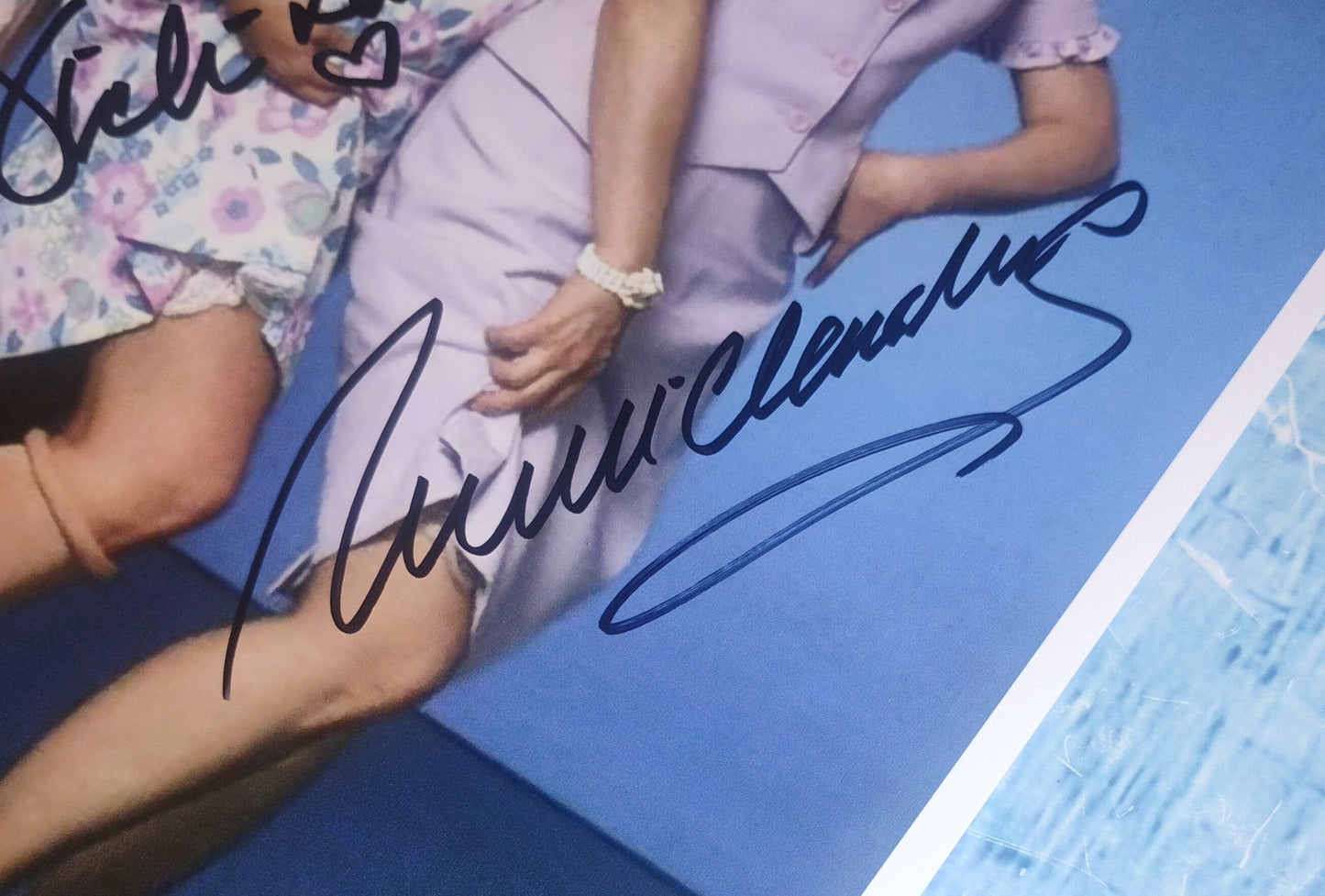 Betty White, Vicki Lawrence & Rue McClanahan Hand Signed Autograph 8x10 Photo COA